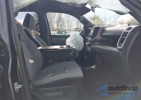 2021 Ram 1500 Big Horn 4X4 6'4 Box z USA, uszkodzony, nr VIN 1C6RRFBG4MN741276